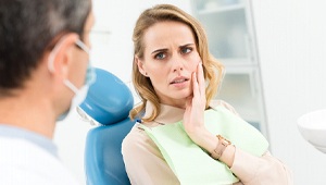 woman with tooth pain dentist