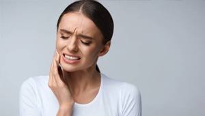woman with tooth pain